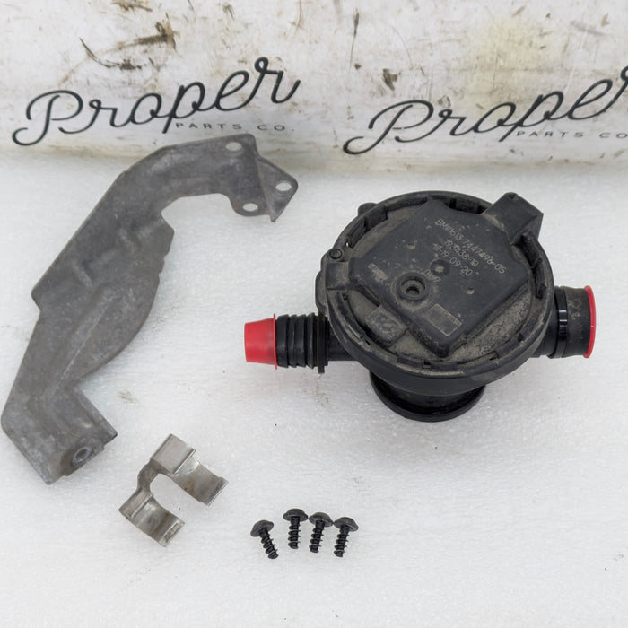 BMW G22 430xi Fuel Vapour Charcoal Canister Leak Detection Pump & Bracket 7447496