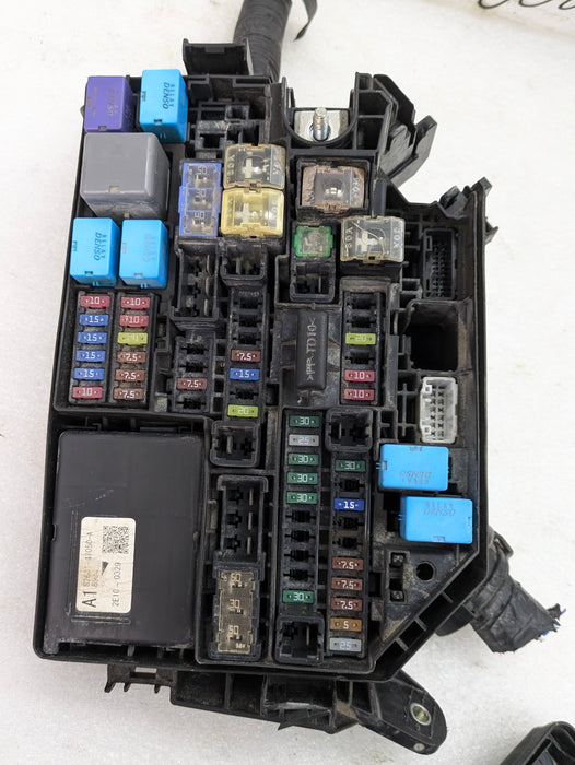 Toyota GZEA14 GR Corolla Engine Bay Relay Fuse Box Panel 82662-12G70 *DAMAGED*