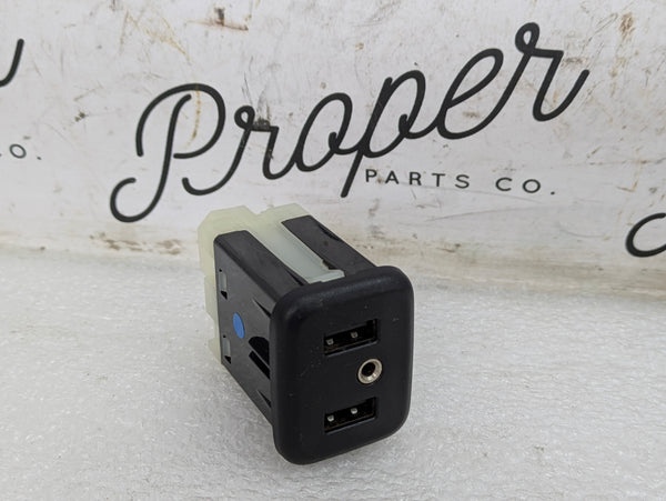 2018 Chevrolet 6th Gen Camaro 2SS Center Console Arm Rest USB AUX Jack Port 13519224