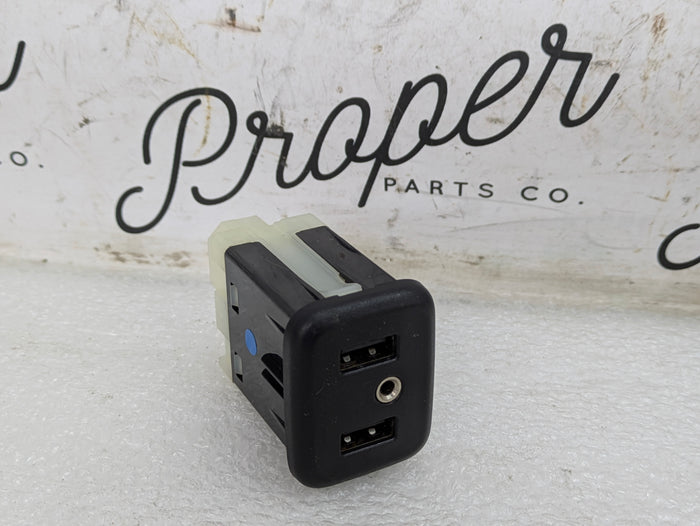 2018 Chevrolet 6th Gen Camaro 2SS Center Console Arm Rest USB AUX Jack Port 13519224