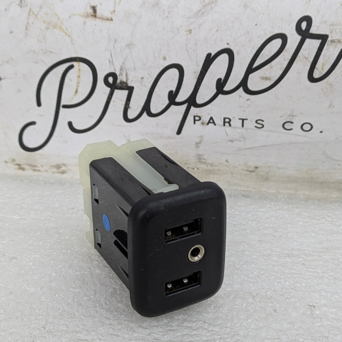 2018 Chevrolet 6th Gen Camaro 2SS Center Console Arm Rest USB AUX Jack Port 13519224