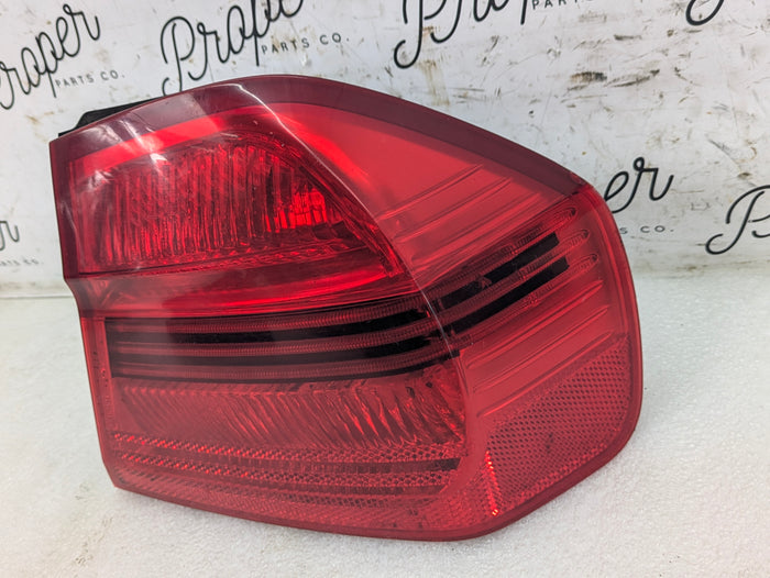 BMW E90 M3 335i 330i 328i 325i 323i Pre-LCI Right/Passenger Side Rear Outer Tail Light 7161956