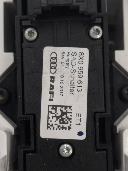 2018 Audi 8U Q3 Front Dome Overhead Interior Light Grey 8X0947135AK/8X0959613 *Damaged*