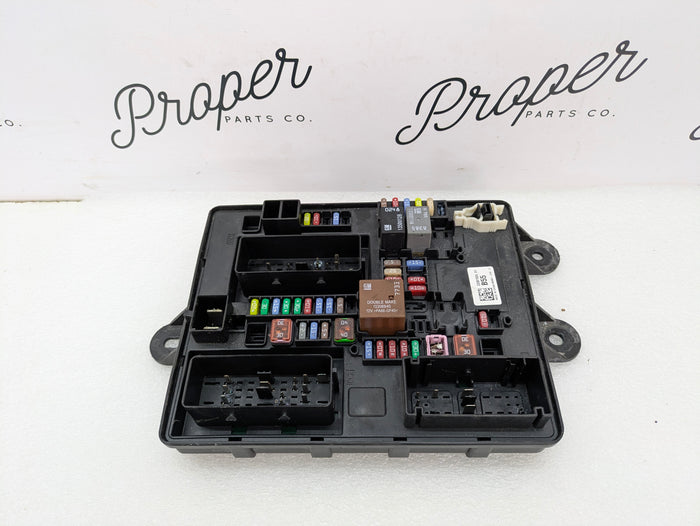 Chevrolet C7 Corvette Stingray Engine Bay Fuse Relay Junction Box 23301924 *DAMAGED*