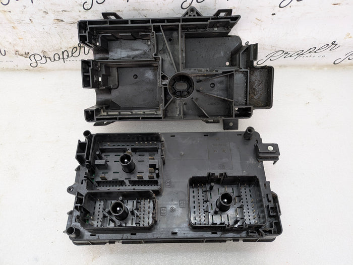 2015 Chevrolet 5th Gen Camaro 2SS Main Engine Bay Compartment Fuse Box Panel Relay Junction 22760635