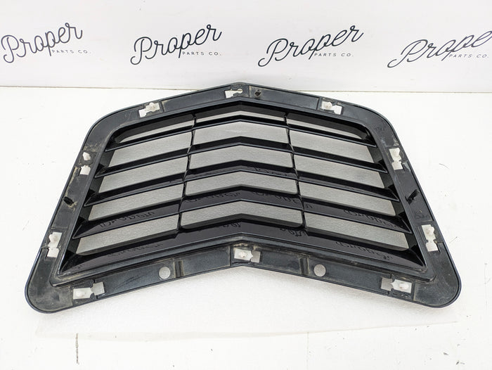 Chevrolet C7 Corvette Stingray Hood Vent Grille Scoop & Bracket 23443955/23405578 *DAMAGED*