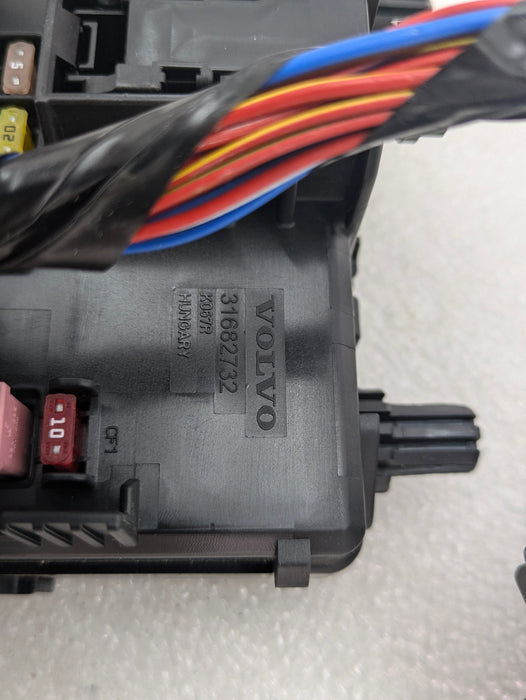2021 Volvo V60 T6 R-Design Interior Cabin Fuse Relay Box Block Module 32142591