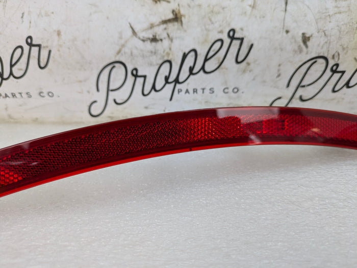Chevrolet C7 Corvette Stingray Z51 Right/Passenger Side Rear Side Marker Signal Light Reflector 23210930