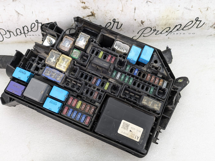 Toyota GZEA14 GR Corolla Engine Bay Relay Fuse Box Panel 82662-12G70 *DAMAGED*
