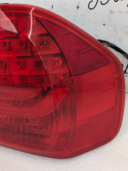 BMW E90 335xi 328xi 325xi 323i LCI Right/Passenger Side Rear Outer Tail Light 7289430 *NOTE*