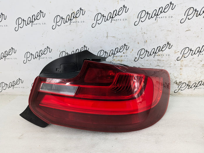BMW F22 F23 228xi M235xi 230xi M240xi F87 M2 Pre-LCI Right/Passenger Side Tail Light Assembly 7295428