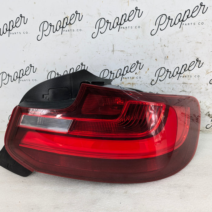 BMW F22 F23 228xi M235xi 230xi M240xi F87 M2 Pre-LCI Right/Passenger Side Tail Light Assembly 7295428