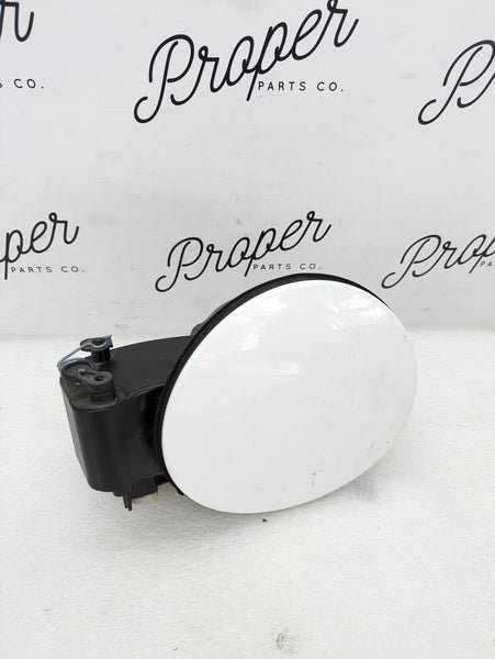 Chevrolet C7 Corvette Stingray Fuel Gas Filler Door Flap & Housing Arctic White (G8G) 84195316