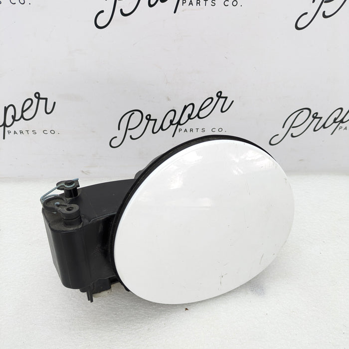 Chevrolet C7 Corvette Stingray Fuel Gas Filler Door Flap & Housing Arctic White (G8G) 84195316