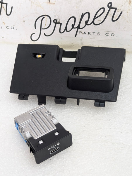 BMW G22 G23 G20 G26 430ix 330ix 330ex USB-C Charging Port/Trim 8711939/6807232