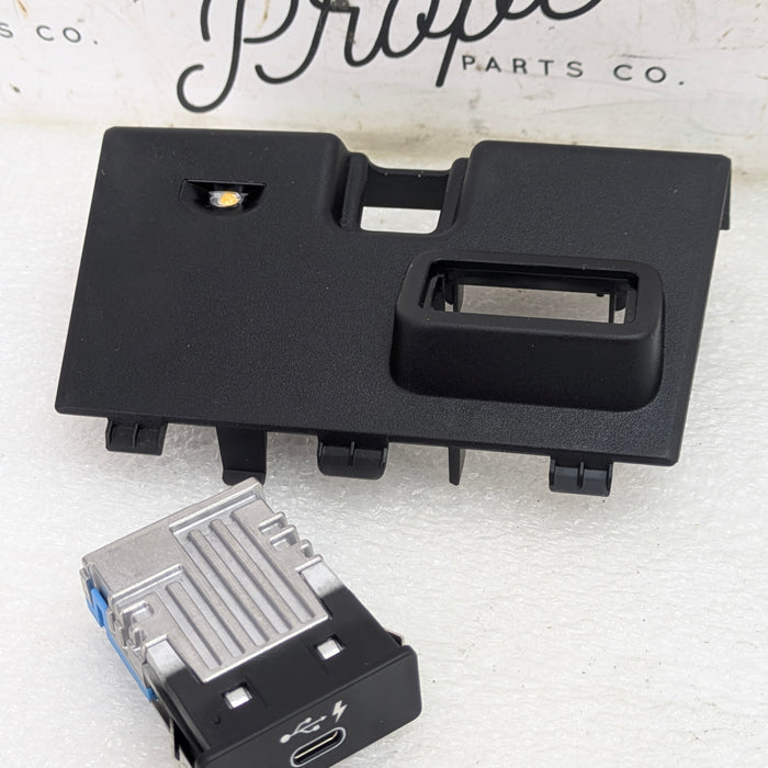 BMW G22 G23 G20 G26 430ix 330ix 330ex USB-C Charging Port/Trim 8711939/6807232