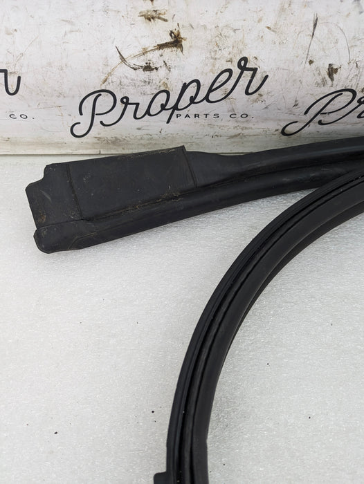 Porsche 996.2 911 Carrera 4 Cabriolet Convertible Tonneau Cover Weatherstrip Rubber Seal Gasket 99651421102