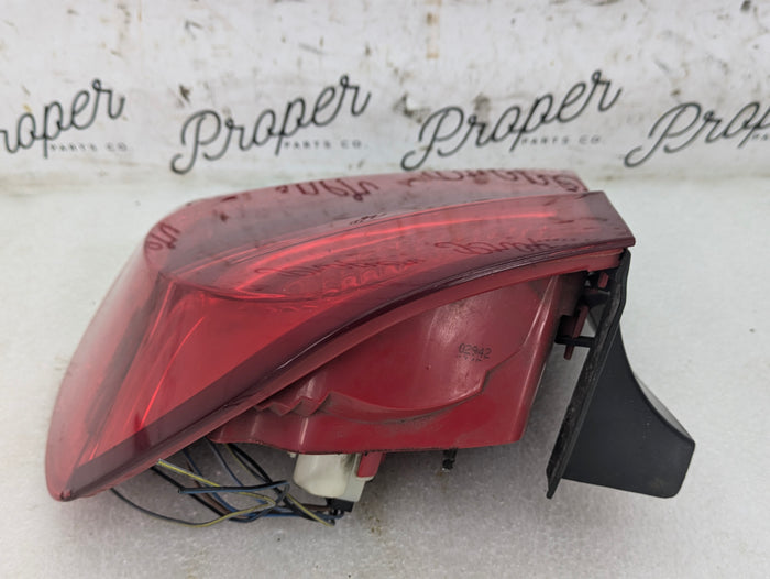 BMW E90 M3 335i 330i 328i 325i 323i Pre-LCI Right/Passenger Side Rear Outer Tail Light 7161956
