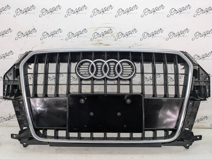 2015 Audi 8U Q3 Front Center Bumper Grille 8U0853653 *DAMAGED*