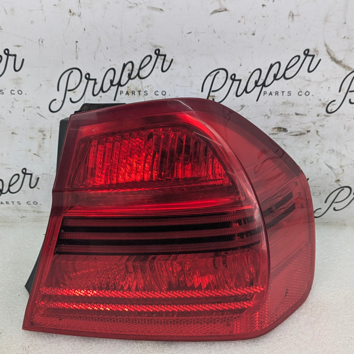 BMW E90 M3 335i 330i 328i 325i 323i Pre-LCI Right/Passenger Side Rear Outer Tail Light 7161956