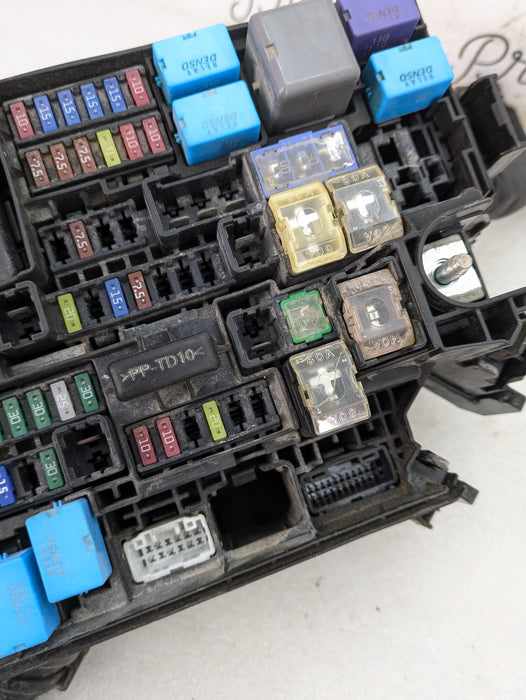 Toyota GZEA14 GR Corolla Engine Bay Relay Fuse Box Panel 82662-12G70 *DAMAGED*