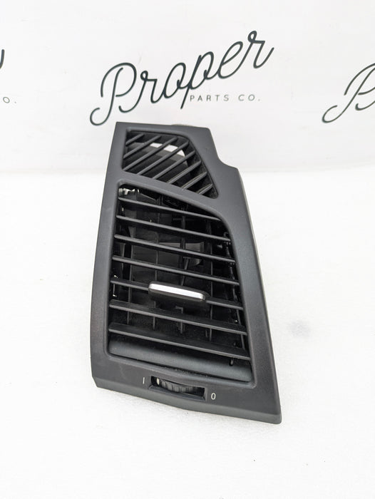 BMW E82 E88 135i 128i Right/Passenger Side Dashboard Air Vent 7059188 *DAMAGED*