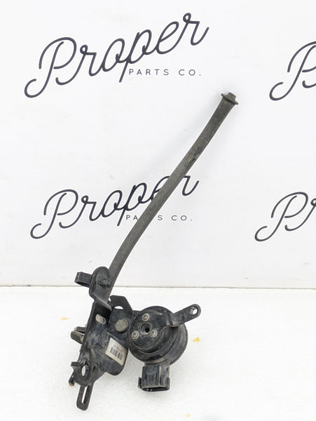 Chevrolet C7 Corvette Stingray Left/Driver Side Rear Headlight Level Position Sensor & Bracket 23110569/20988187