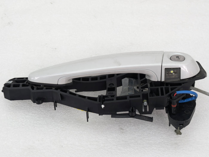 BMW F22 F23 228xi M235xi 230xi M240xi Right/Passenger Side Door Handle & Carrier Bracket Mineral White (A96)