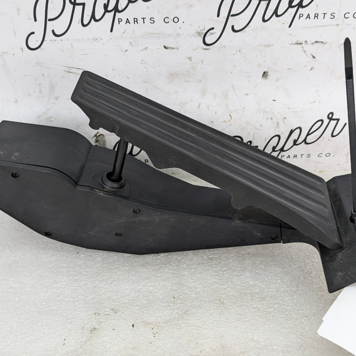 BMW E60 E61 E90 E91 E92 530xi 525xi Automatic Gas Throttle Pedal 6772645