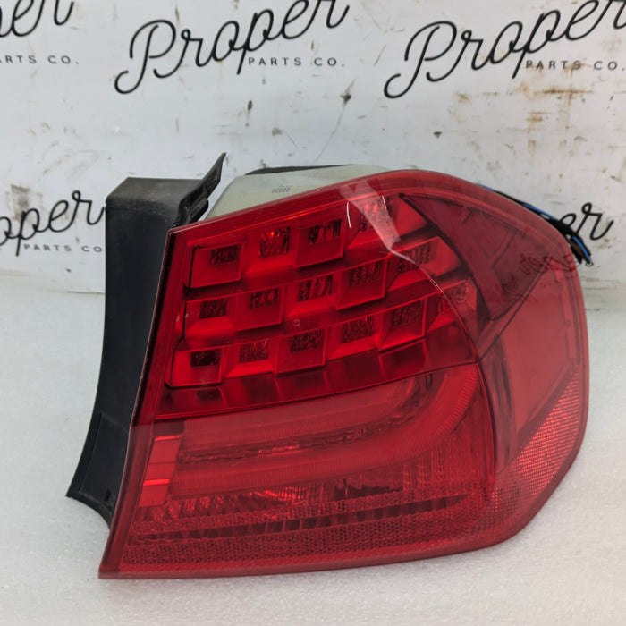 BMW E90 335xi 328xi 325xi 323i LCI Right/Passenger Side Rear Outer Tail Light 7289430 *NOTE*