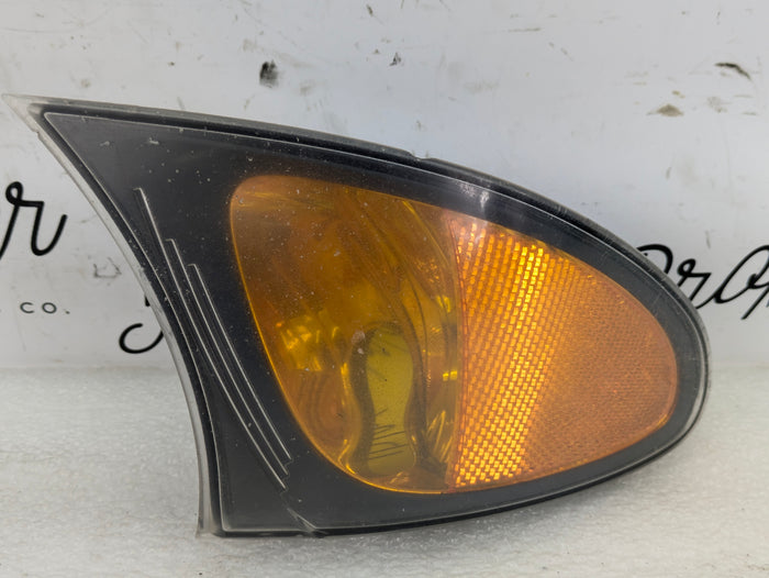BMW E46B 330i 325i 320i Sedan/Wagon Front Right Amber Black Turn Signal *Minor Damage* 6915382/7165860