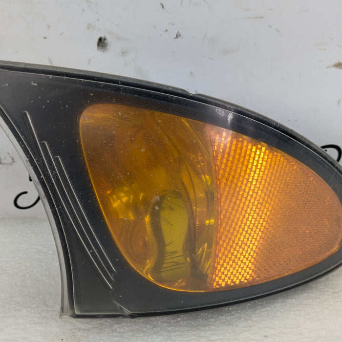 BMW E46B 330i 325i 320i Sedan/Wagon Front Right Amber Black Turn Signal *Minor Damage* 6915382/7165860