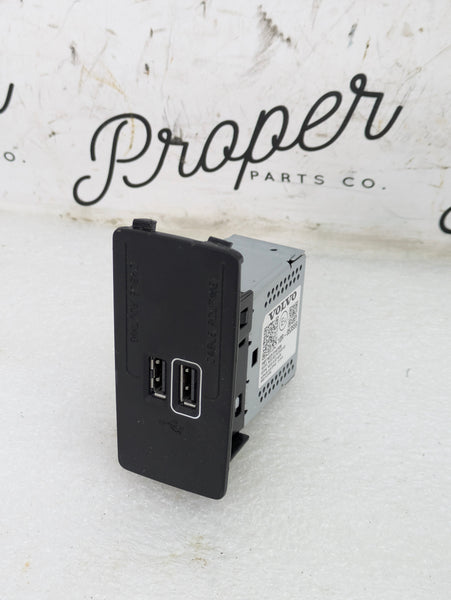 Volvo V60 T6 R-Design USB Plug Audio Auxiliary Input Jack W/Trim 31407038/31448220 *NOTE*