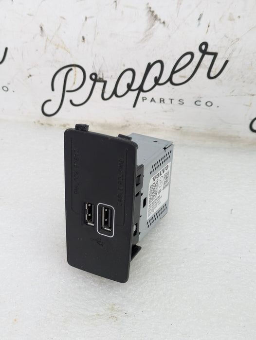 Volvo V60 T6 R-Design USB Plug Audio Auxiliary Input Jack W/Trim 31407038/31448220 *NOTE*