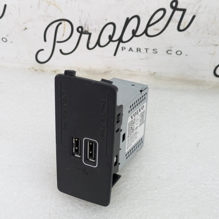Volvo V60 T6 R-Design USB Plug Audio Auxiliary Input Jack W/Trim 31407038/31448220 *NOTE*