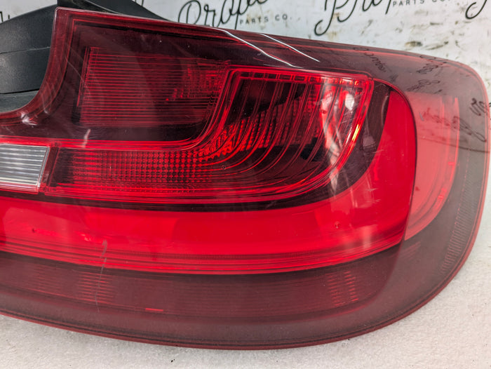 BMW F22 F23 228xi M240xi M235xi 230xi F87 M2 Pre-LCI Right/Passenger Side Tail Light Assembly 7295428