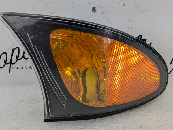 BMW E46B 330i 325i 320i Sedan/Wagon Front Right Amber Black Turn Signal 7165860/6915382