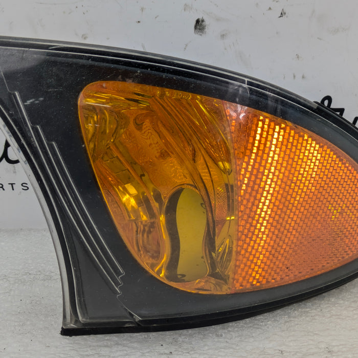 BMW E46B 330i 325i 320i Sedan/Wagon Front Right Amber Black Turn Signal 7165860/6915382