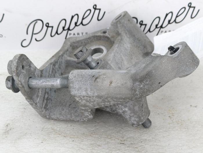 2021 Volvo V60 T6 R-Design Right/Passenger Side Engine Motor Mount Support Bracket 31430470
