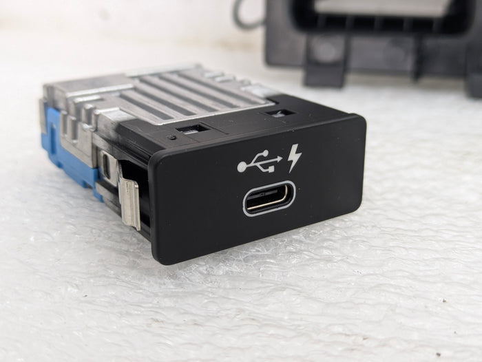 BMW G22 G23 G20 G26 430ix 330ix 330ex USB-C Charging Port/Trim 8711939/6807232