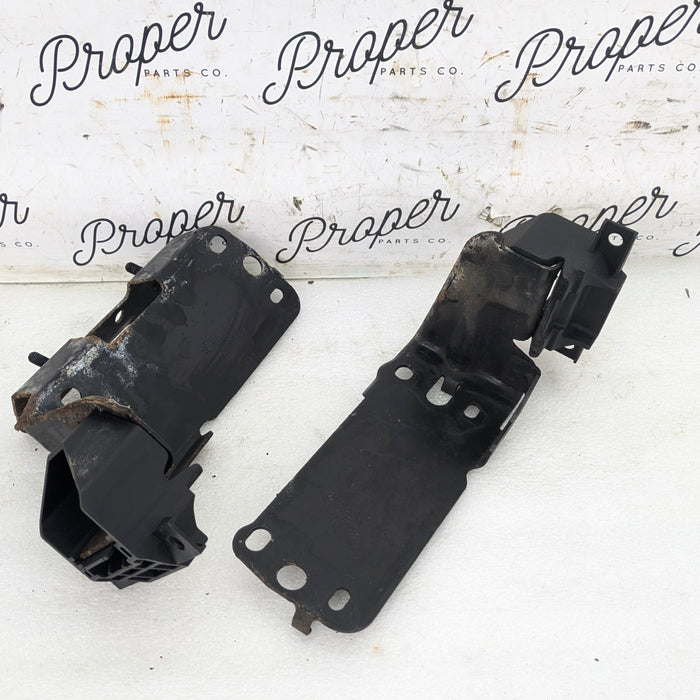 BMW E90 E91 E92 E93 3 Series Left/Right Radiator Mounting Brackets 7117811/7154546