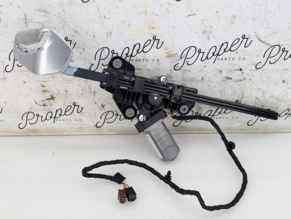 BMW G22 430ix Coupe Right/Passenger Side Seatbelt Handover Feeder Motor Assembly 5A05246