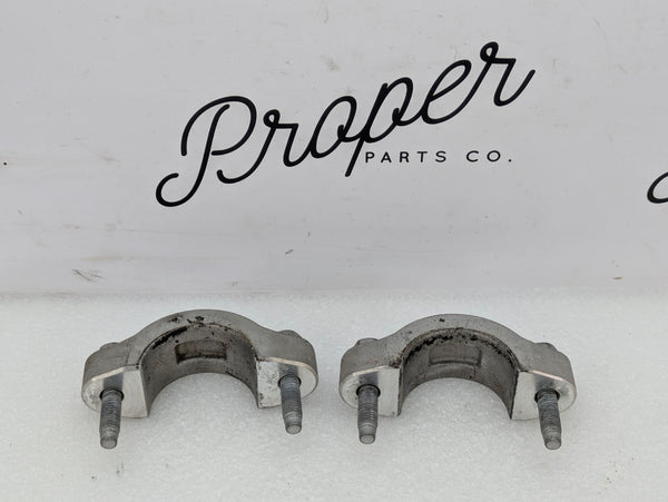 Chevrolet C7 Corvette Stingray Front Stabilizer Anti-Roll Sway Bar Mounting Bracket Set Pair
