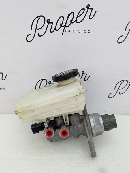 Chevrolet C7 Corvette Stingray Brake Master Cylinder Assembly W/Reservoir 32670188