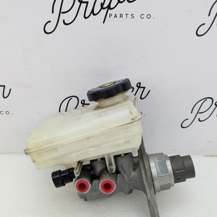 Chevrolet C7 Corvette Stingray Brake Master Cylinder Assembly W/Reservoir 32670188