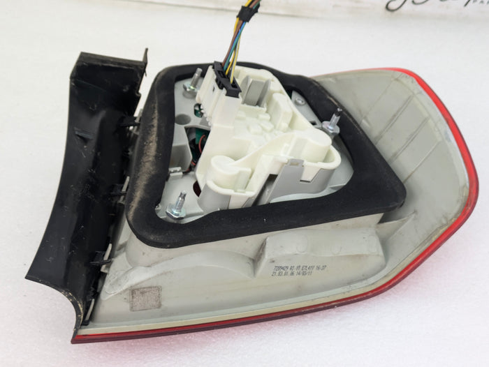 BMW E90 335xi 328xi 325xi 323i LCI Left/Driver Side Rear Outer Tail Light 7289429 *NOTE*