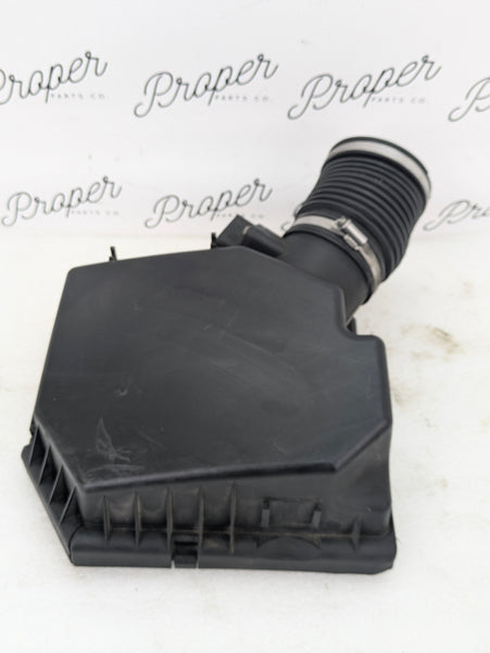 BMW E60 E61 M5/E63 E64 M6 Left/Driver Side Intake Air Box Filter Housing Top & MAF 13717853884/7834213 *DAMAGED*