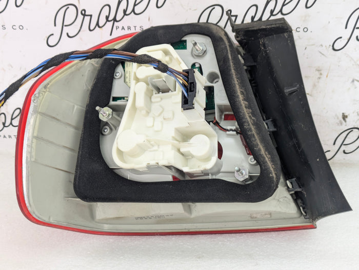 BMW E90 335xi 328xi 325xi 323i LCI Right/Passenger Side Rear Outer Tail Light 7289430 *NOTE*