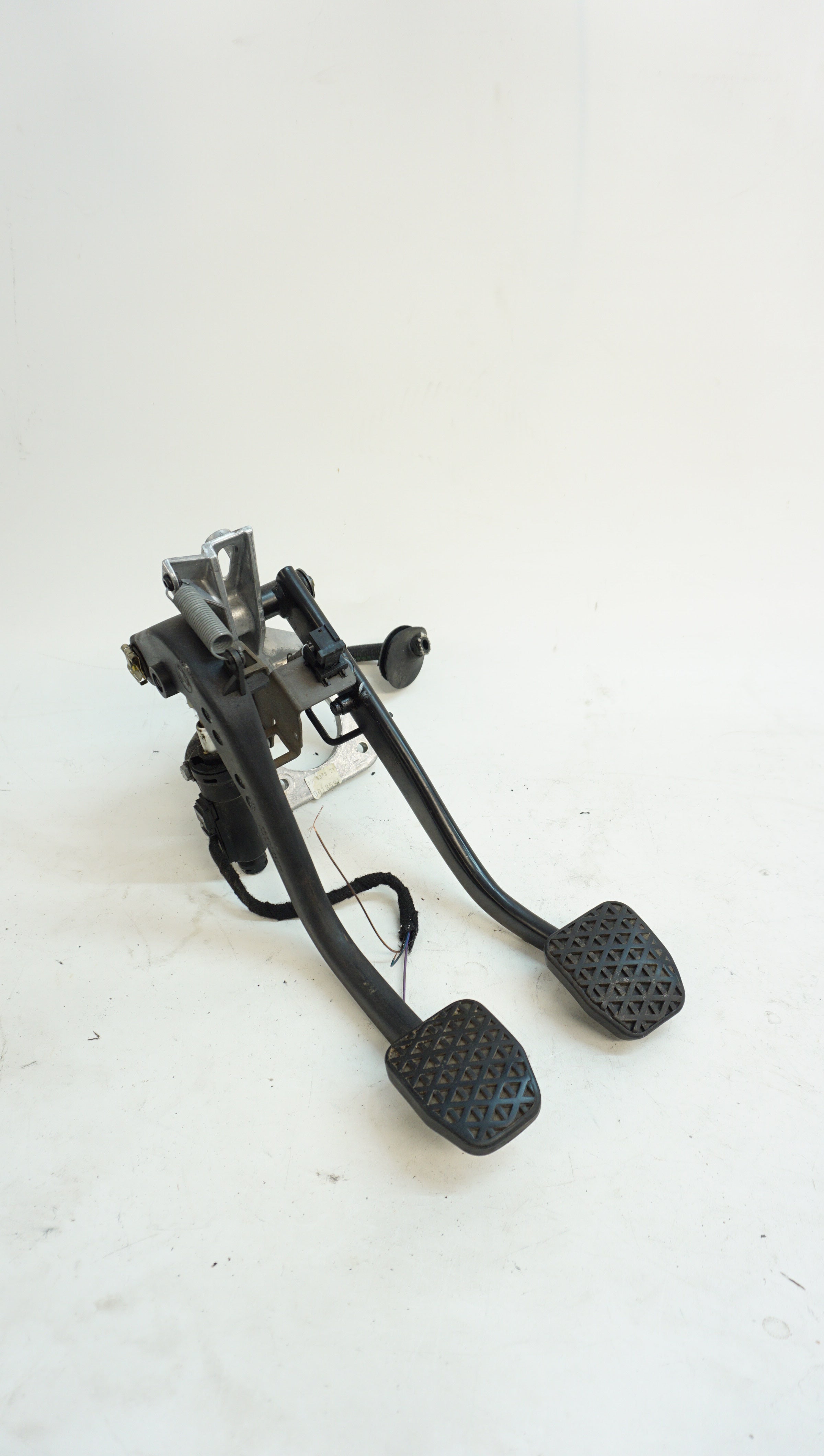 bmw e46 pedal BMW E46 Clutch/Brake Pedal Assembly – Proper Parts Co